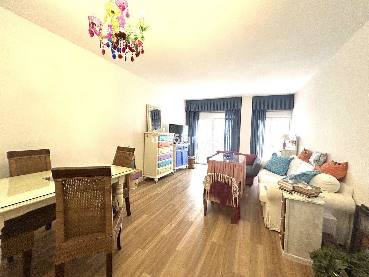 2 Bed شقة في الطابق الأوسط in Estepona في Estepona, 