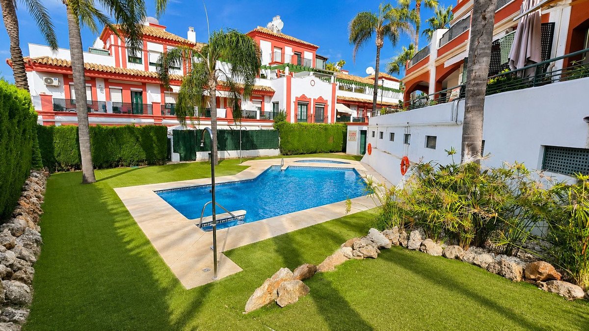 2 Bed Mellanvåning Studio in Estepona i Estepona, 