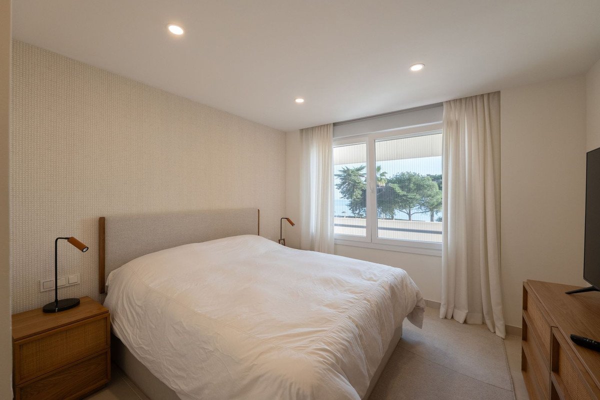 2 Bed Apartamento em andar intermédio in Estepona