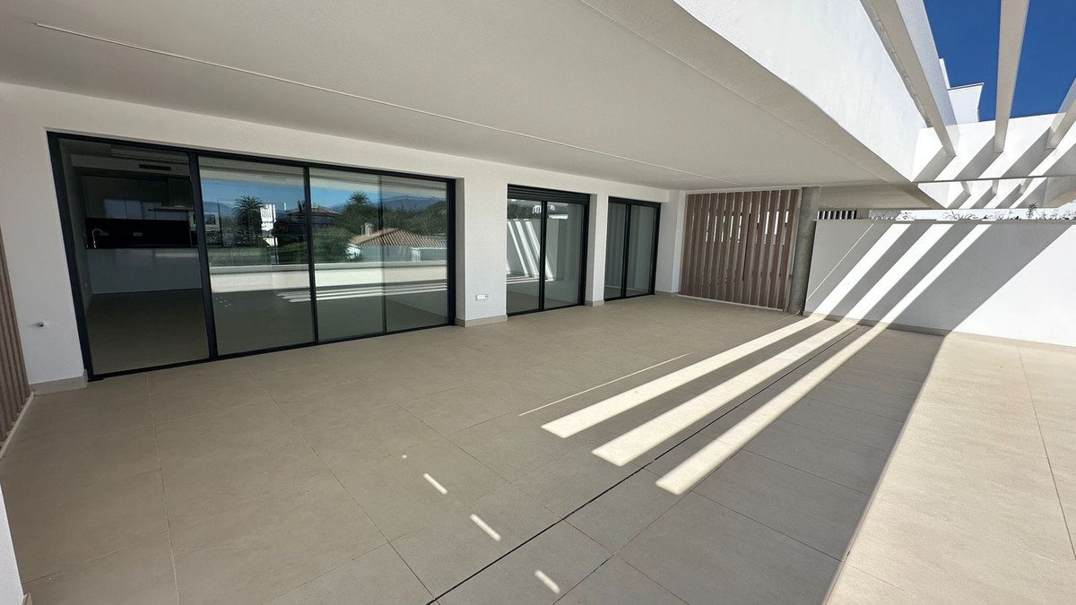 2 Bed Keskikerroksen huoneisto in Estepona