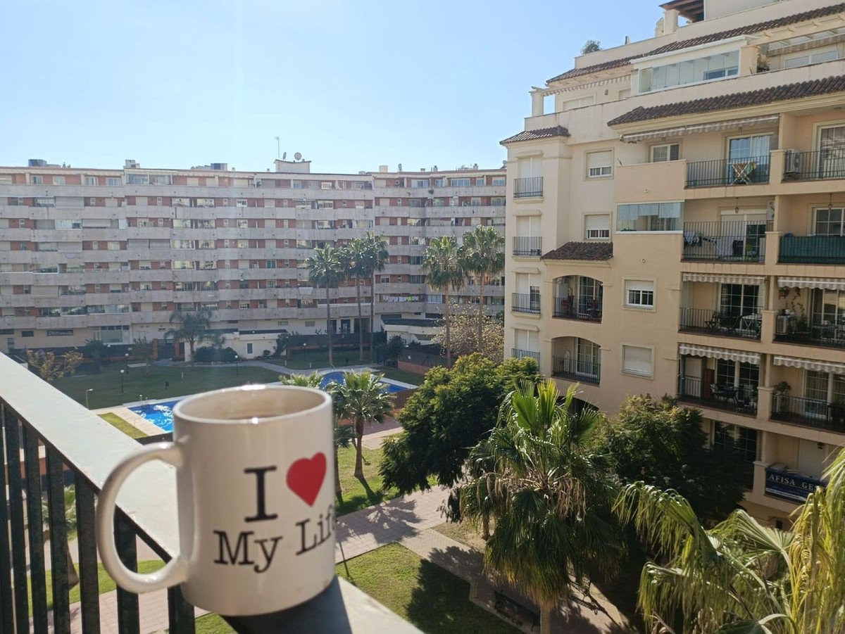 2 Bed Apartamento en planta intermedia in Estepona en Estepona, 