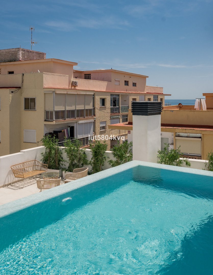 2 Bed شقة في الطابق الأوسط in Estepona في Estepona, 