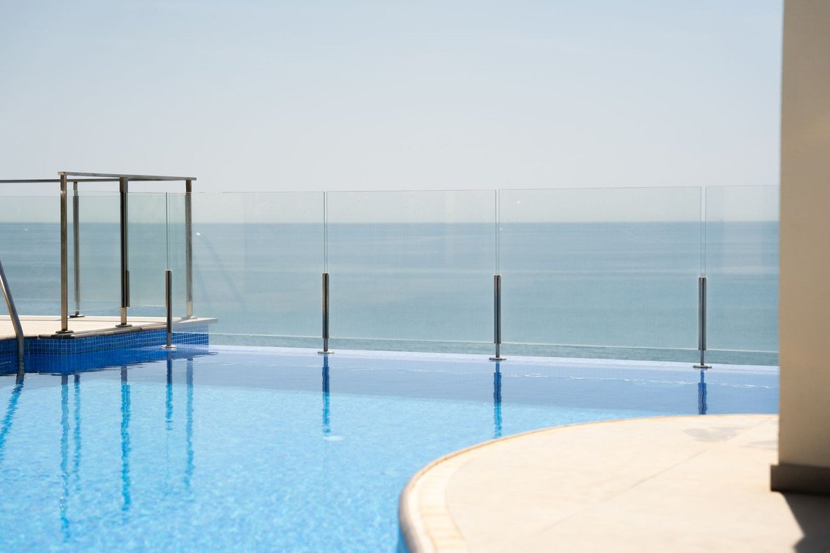 2 Bed شقة في الطابق الأوسط in Estepona في Estepona, 
