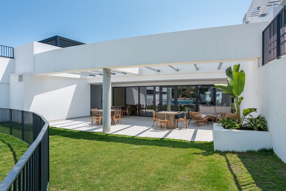 2 Bed شقة في الطابق الأرضي in Estepona في Estepona, 