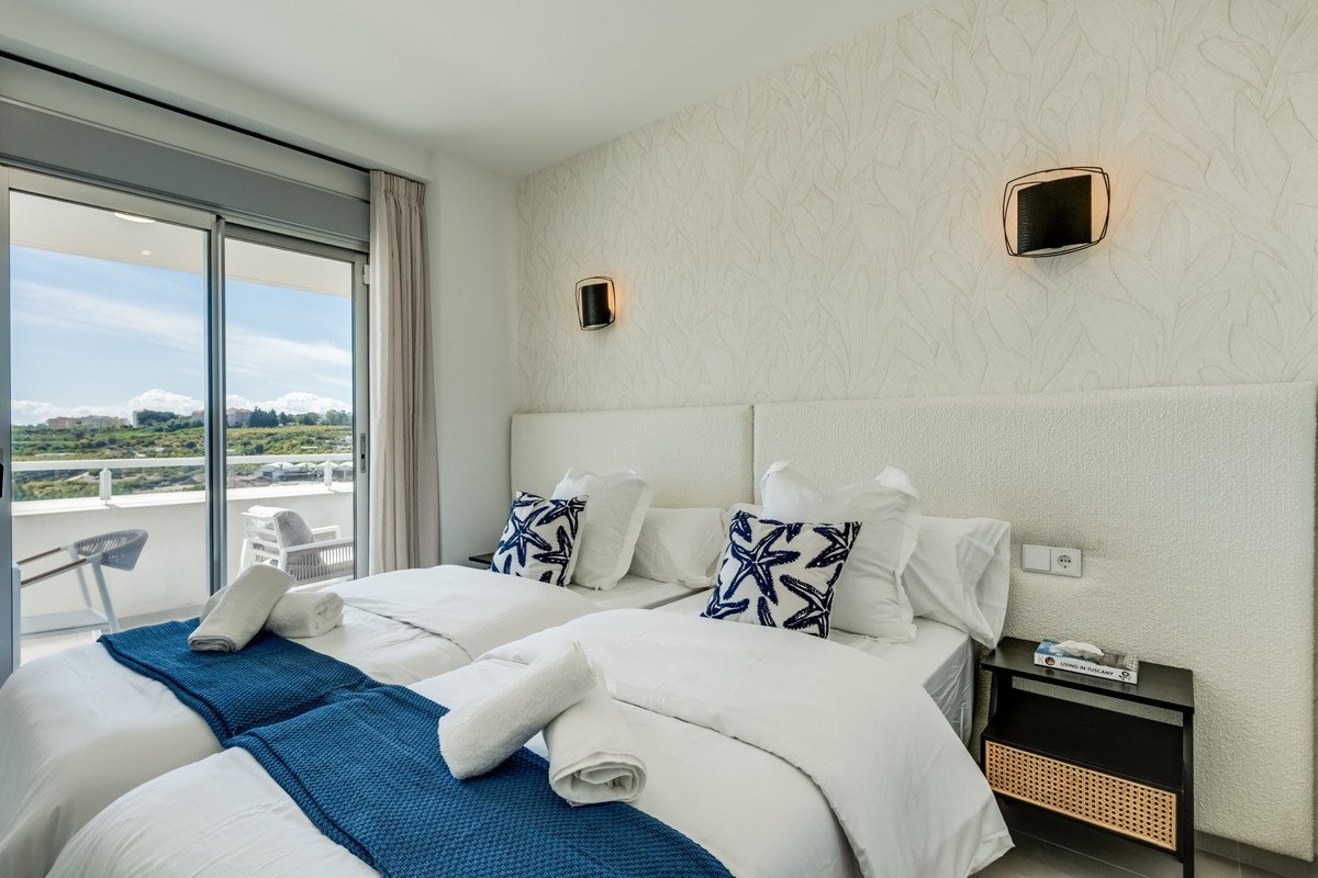 2 Bed Апартамент на среден етаж in Estepona в Estepona, 