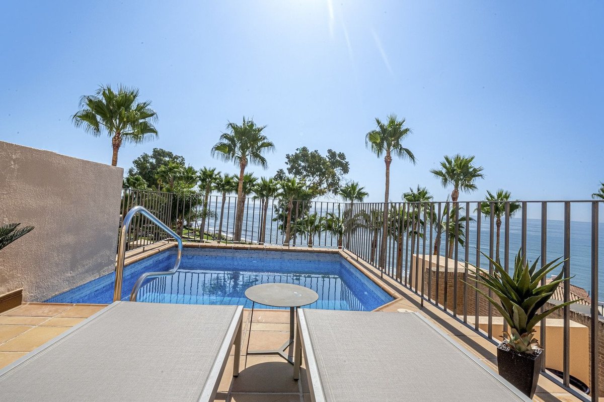 2 Bed شقة في الطابق العلوي in Estepona في Estepona, 
