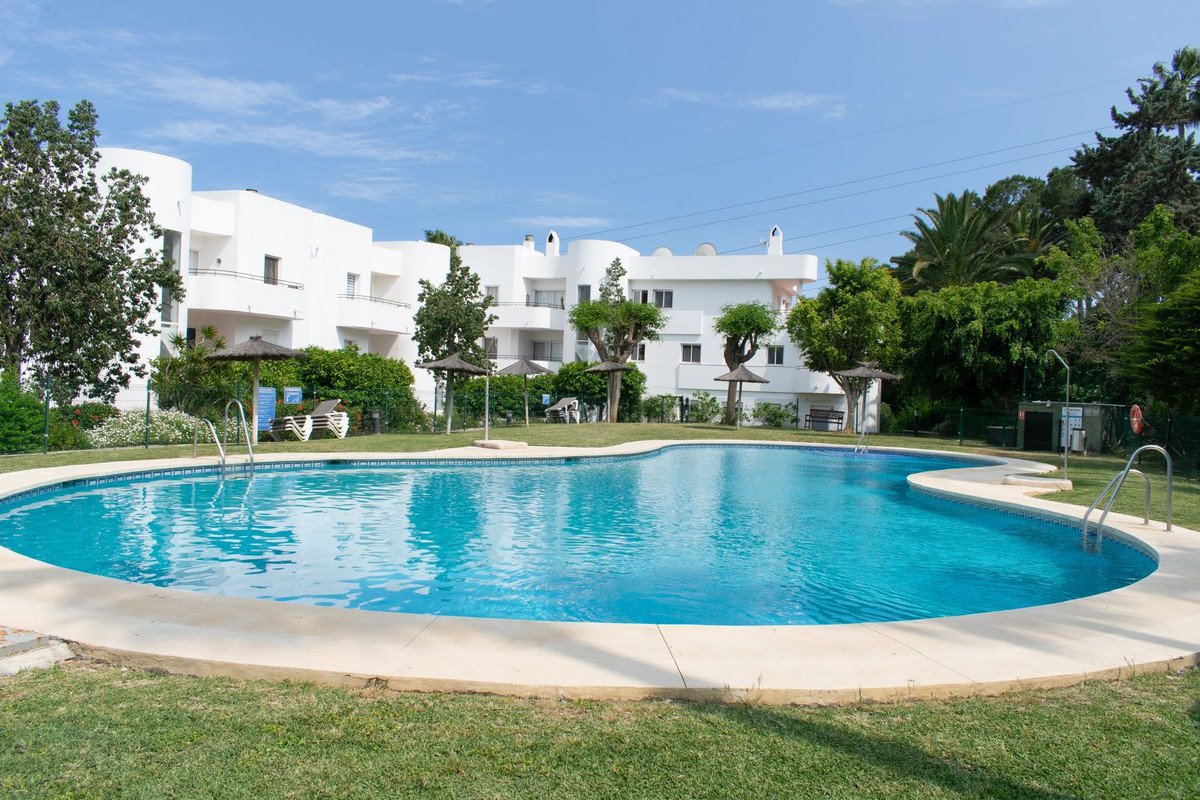 2 Bed شقة في الطابق الأوسط in Estepona في Estepona, 