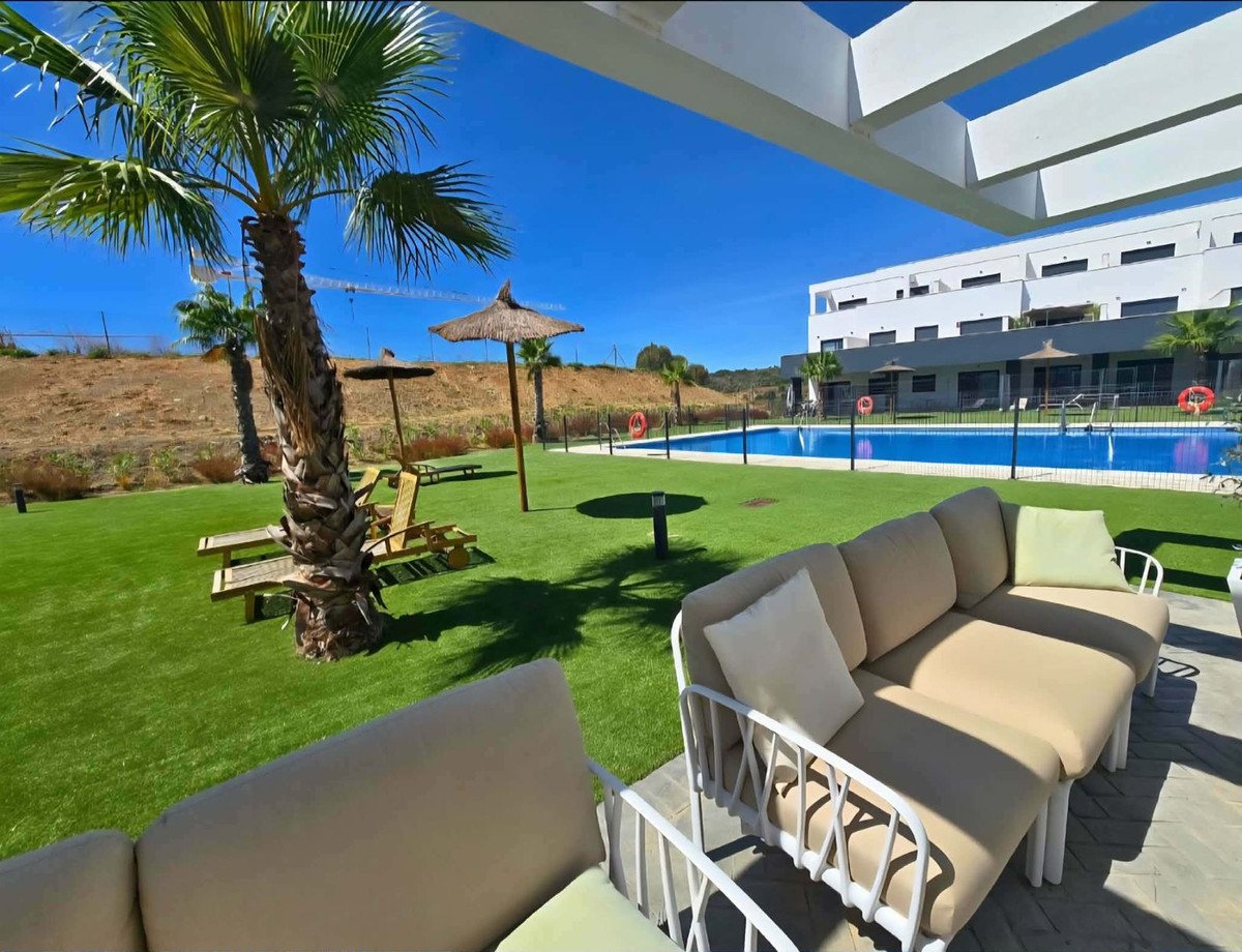 2 Bed شقة في الطابق الأرضي in Estepona في Estepona, نوع العقار