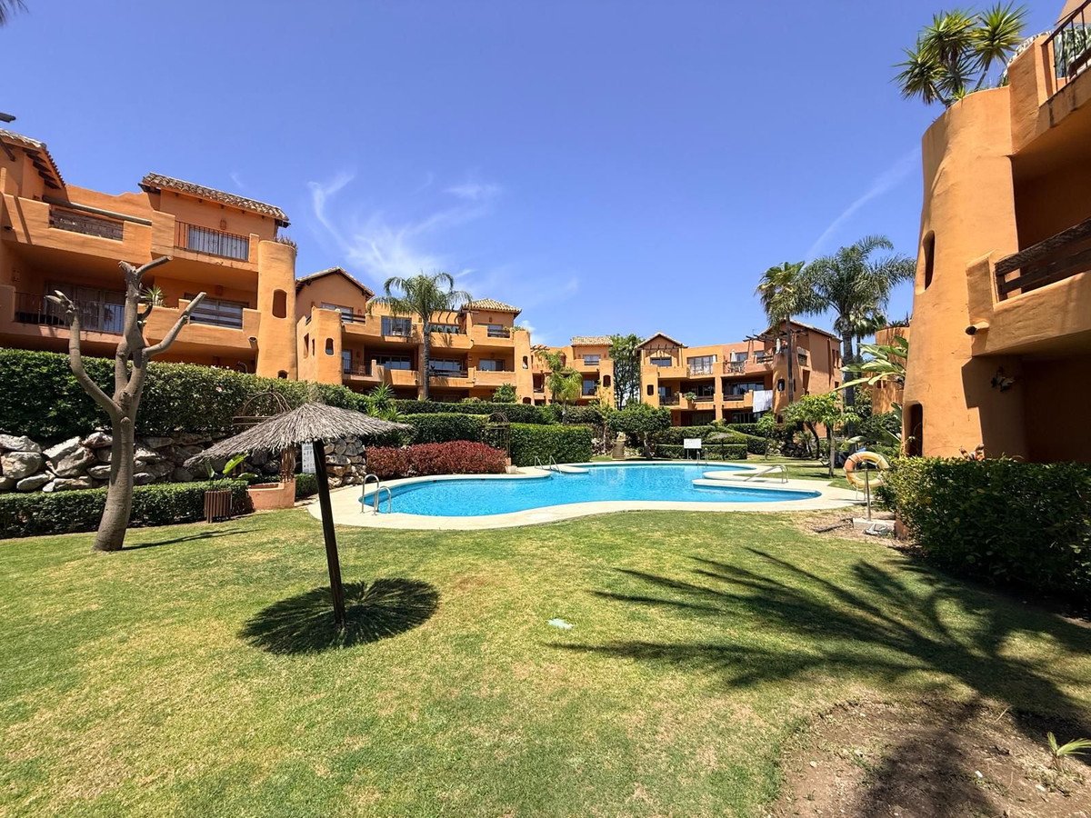 2 Bed شقة في الطابق الأوسط in Estepona في Estepona, شقة