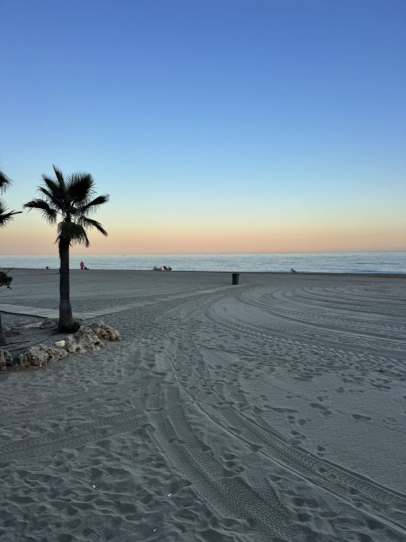 2 Bed Apartamento em andar intermédio in Estepona