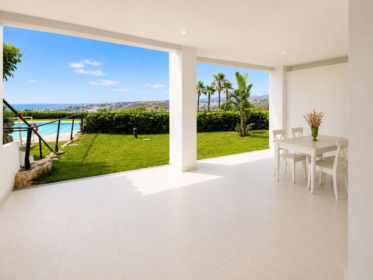 2 Bed شقة في الطابق الأرضي in Estepona في Estepona, 