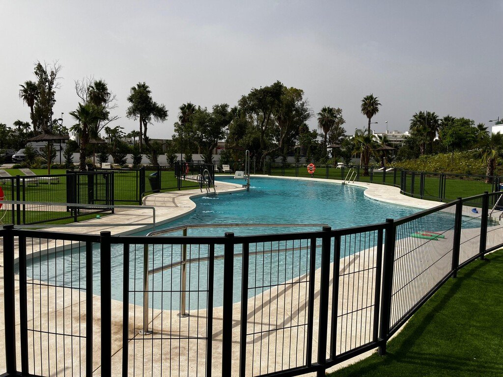 2 Bed Апартамент на среден етаж in Estepona в Estepona, 