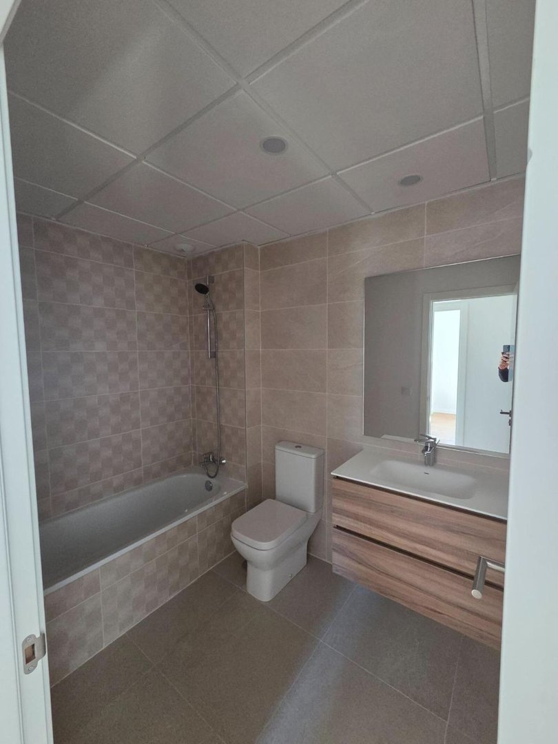 3 Bed شقة في الطابق الأوسط in Estepona في Estepona, شقة
