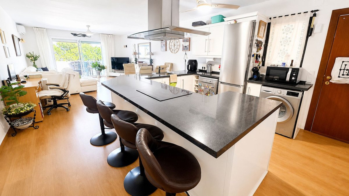 3 Bed شقة في الطابق الأوسط in Estepona في Estepona, شقة