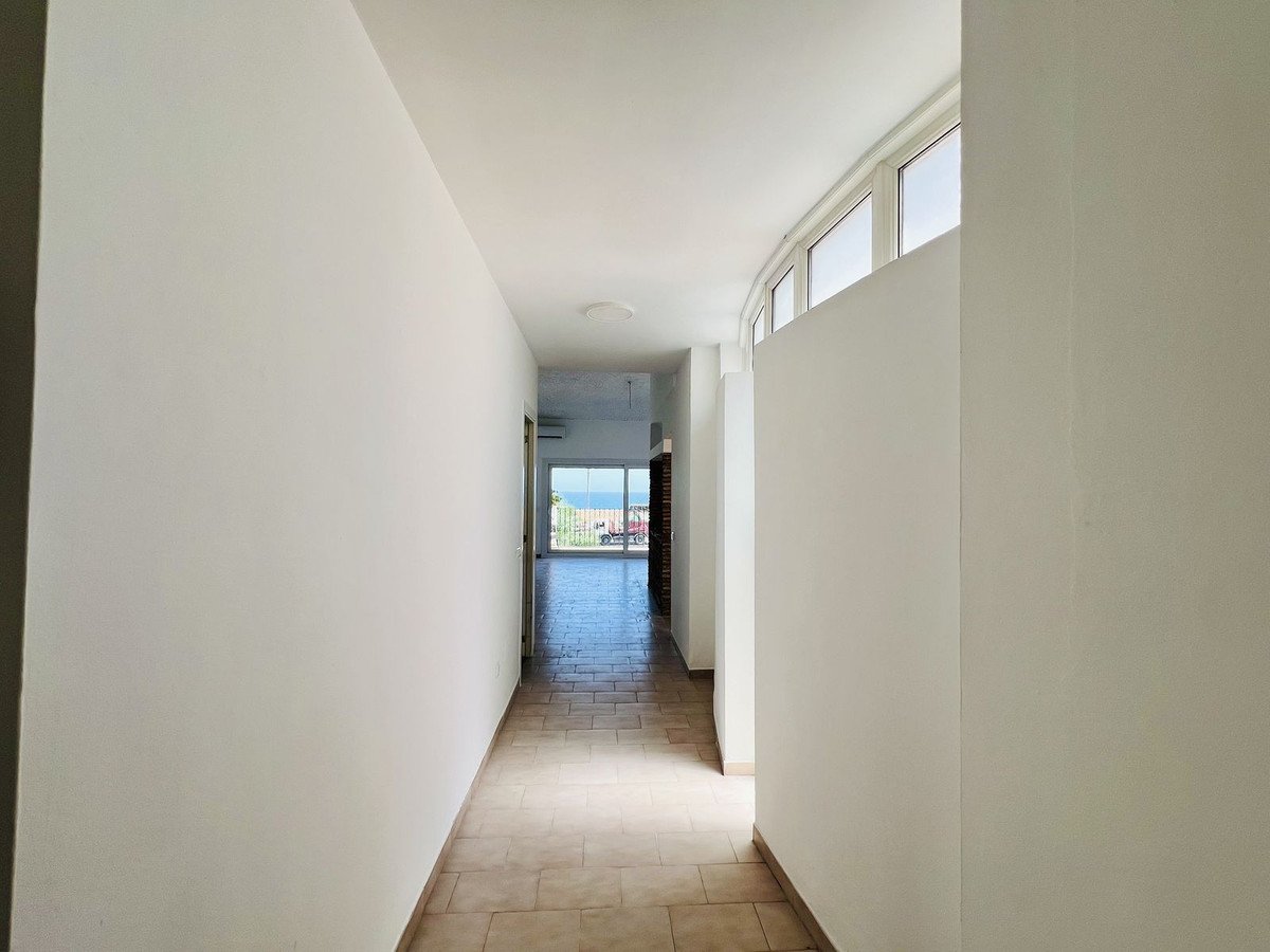 3 Bed شقة في الطابق الأوسط in Estepona في Estepona, 