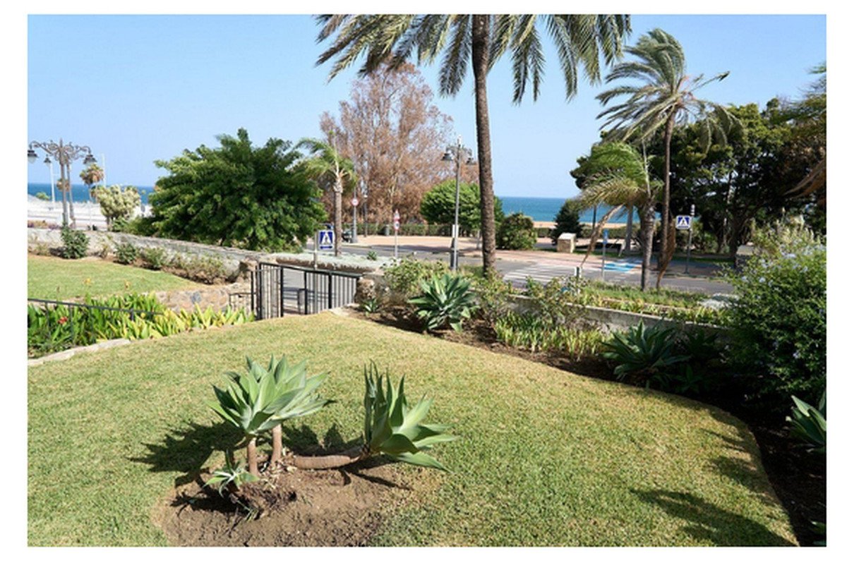 3 Bed شقة في الطابق الأوسط in Estepona في Estepona, شقة