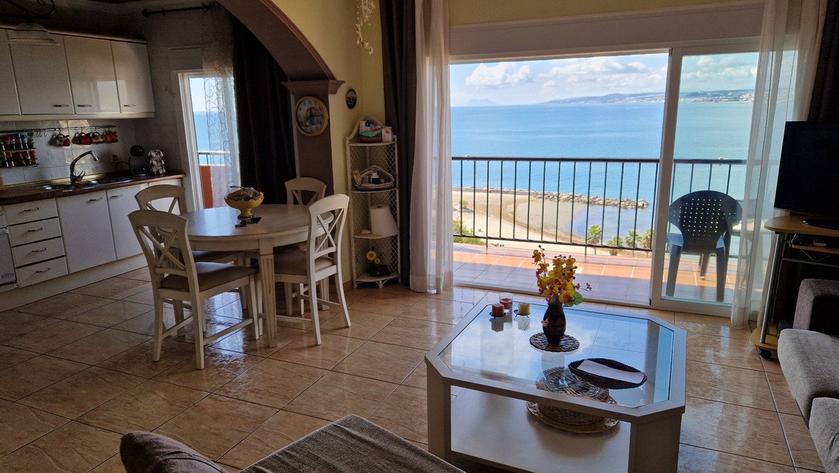 3 Bed شقة في الطابق الأوسط in Estepona في Estepona, 