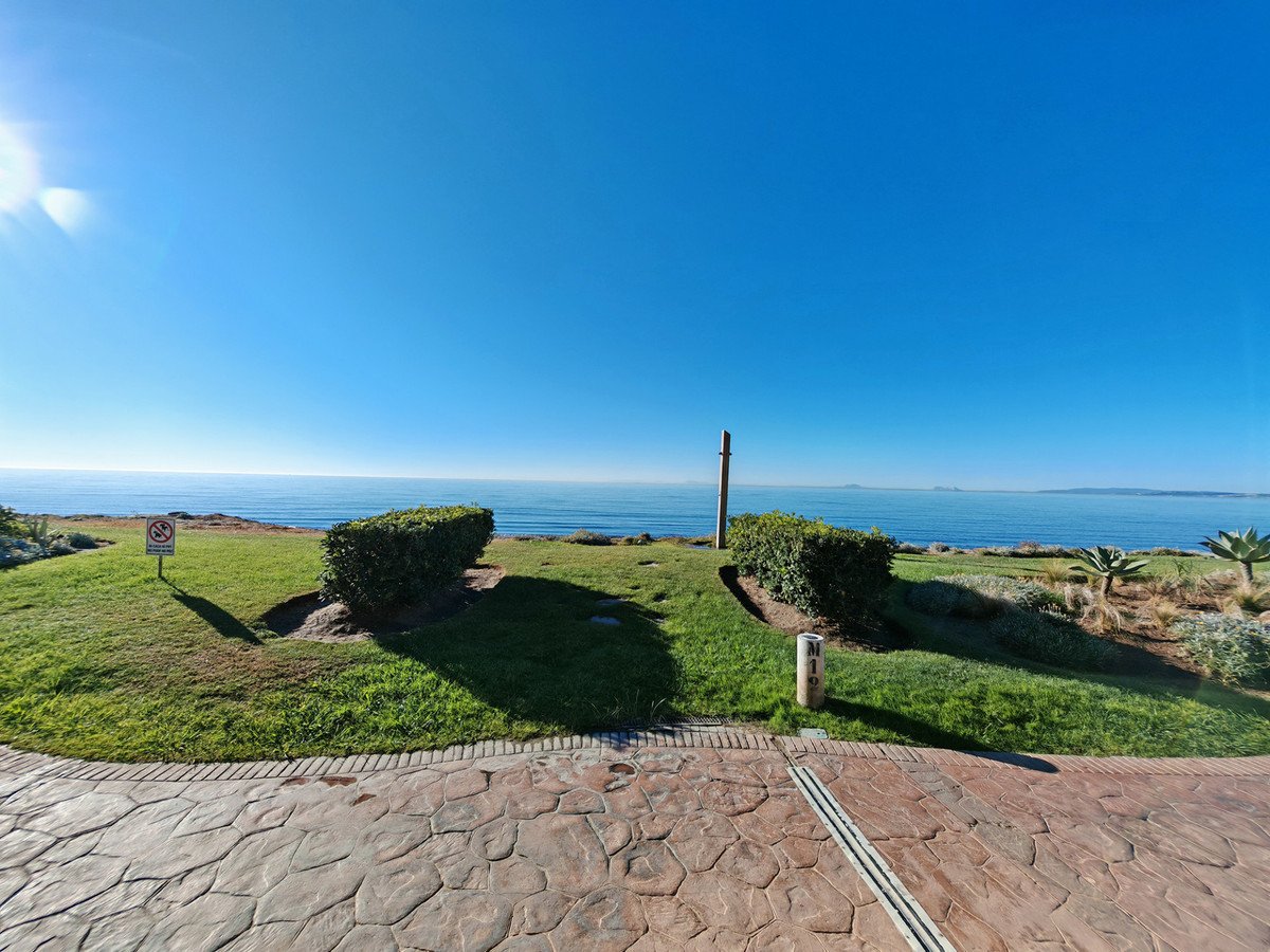 3 Bed شقة في الطابق الأوسط in Estepona في Estepona, 
