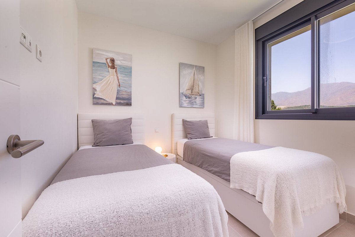 3 Bed شقة في الطابق الأوسط in Estepona في Estepona, 