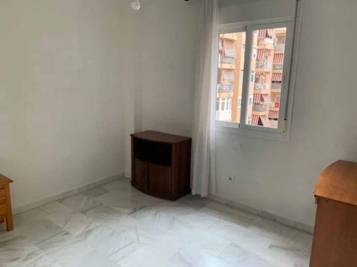3 Bed شقة في الطابق الأوسط in Estepona في Estepona, 