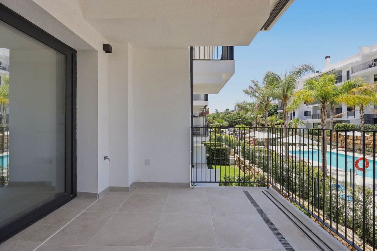 3 Bed شقة في الطابق الأوسط in Estepona في Estepona, 