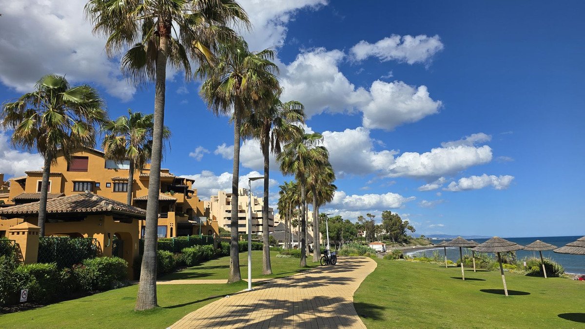 3 Bed شقة في الطابق الأوسط in Estepona في Estepona, شقة