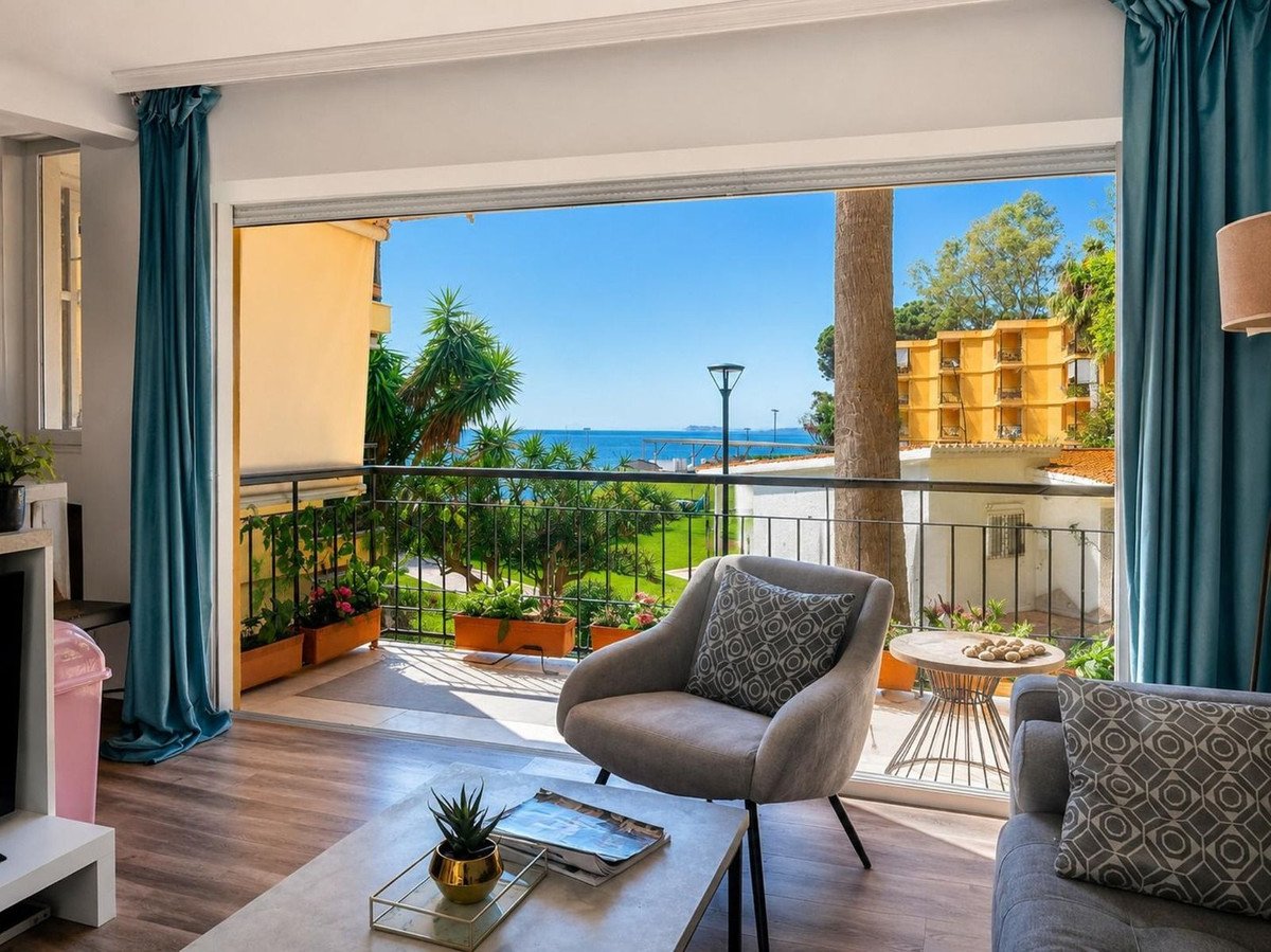 3 Bed شقة في الطابق الأوسط in Estepona في Estepona, 