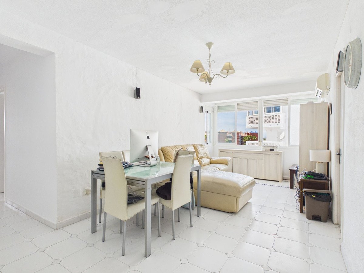 3 Bed شقة في الطابق الأوسط in Estepona في Estepona, شقة