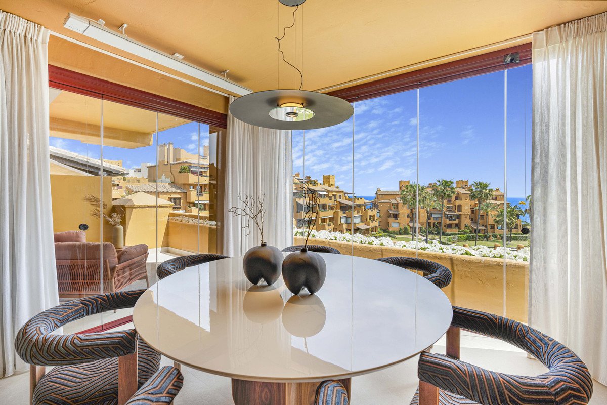3 Bed Apartamento em andar intermédio in Estepona