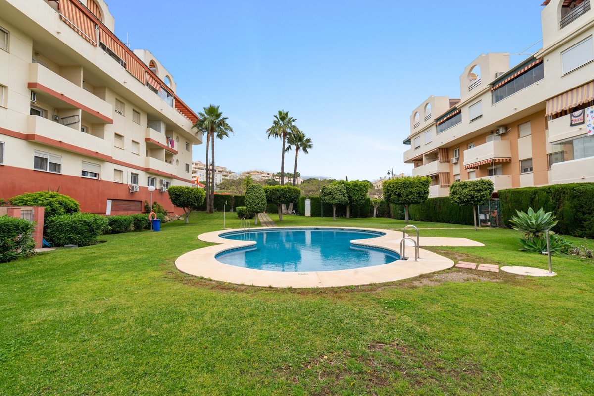 3 Bed شقة في الطابق الأوسط in Estepona في Estepona, شقة
