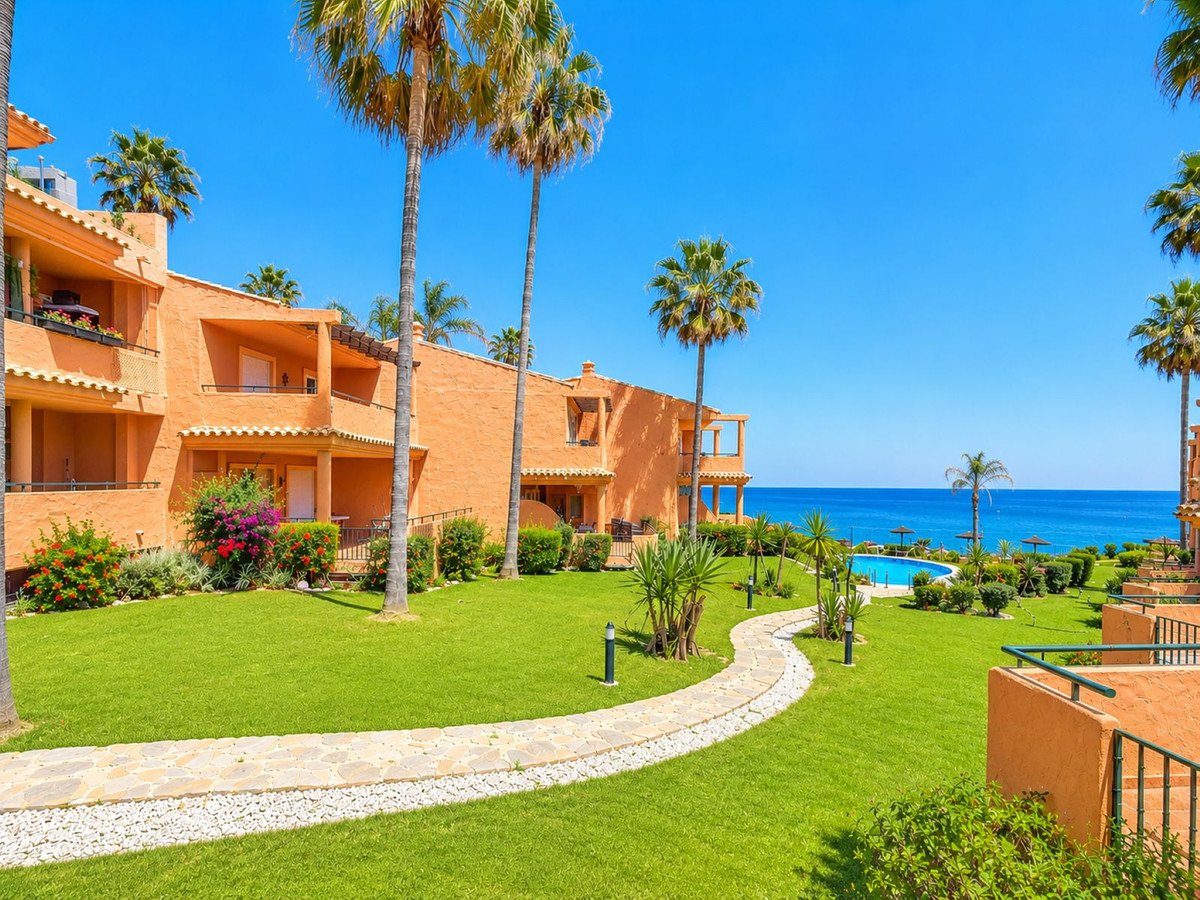 3 Bed شقة في الطابق الأرضي in Estepona في Estepona, شقة سكنية