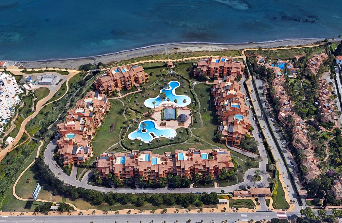 3 Bed Апартамент на среден етаж in Estepona в Estepona, 