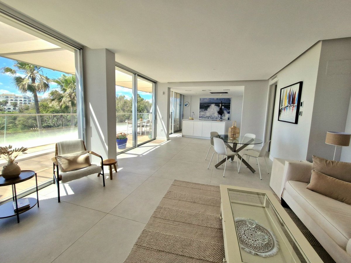 3 Bed شقة في الطابق الأوسط in Estepona في Estepona, شقة