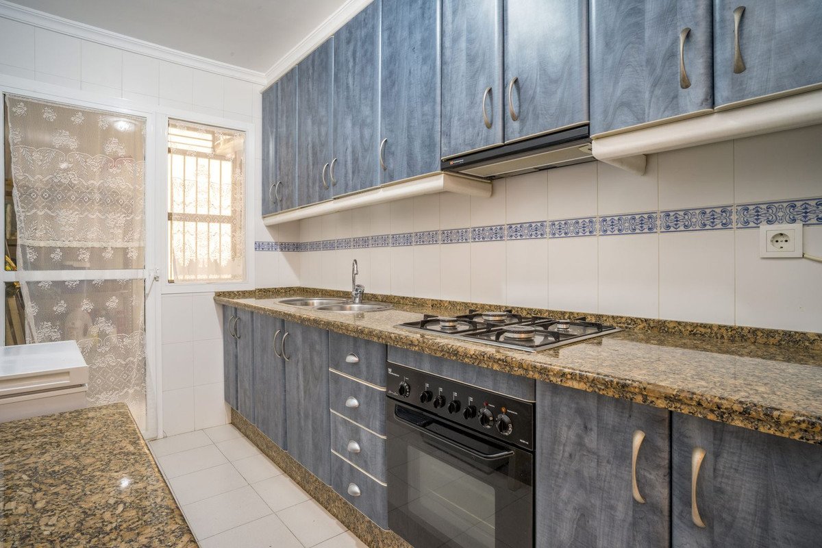 3 Bed شقة في الطابق الأوسط in Estepona في Estepona, شقة