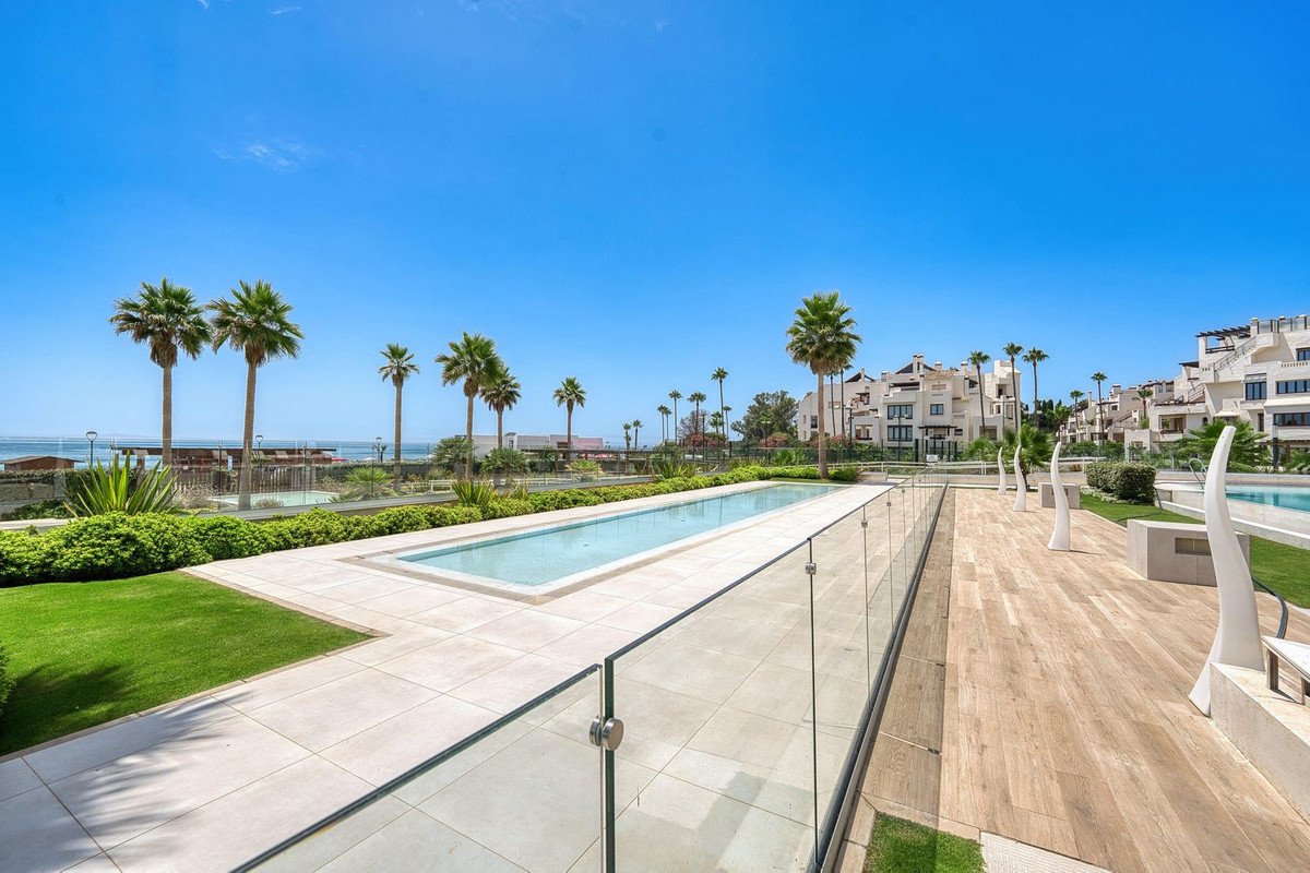 3 Bed شقة في الطابق الأرضي in Estepona في Estepona, 