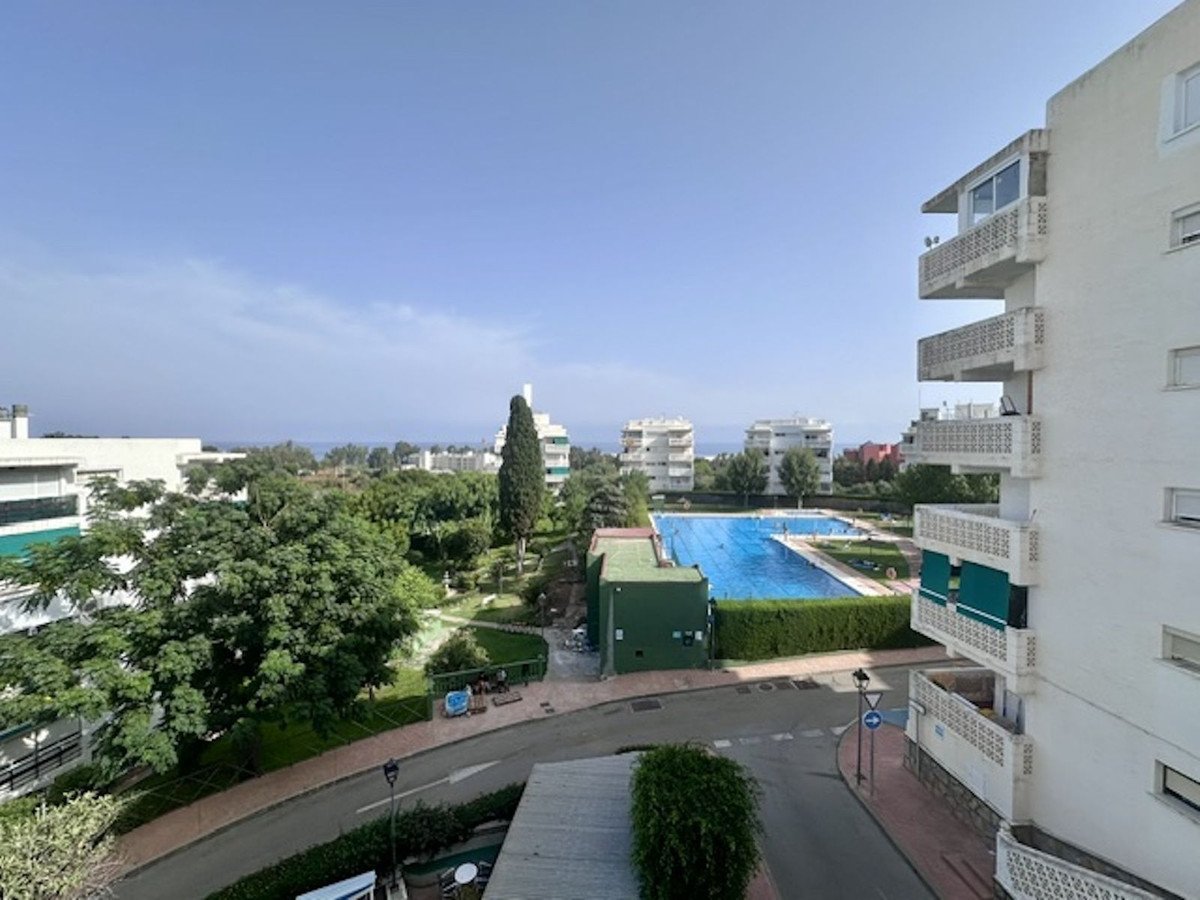 3 Bed شقة في الطابق الأوسط in Estepona في Estepona, شقة