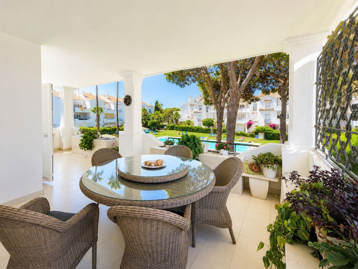 3 Bed شقة في الطابق الأوسط in Estepona في Estepona, شقة
