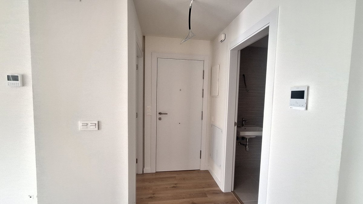 3 Bed شقة في الطابق الأوسط in Estepona في Estepona, 