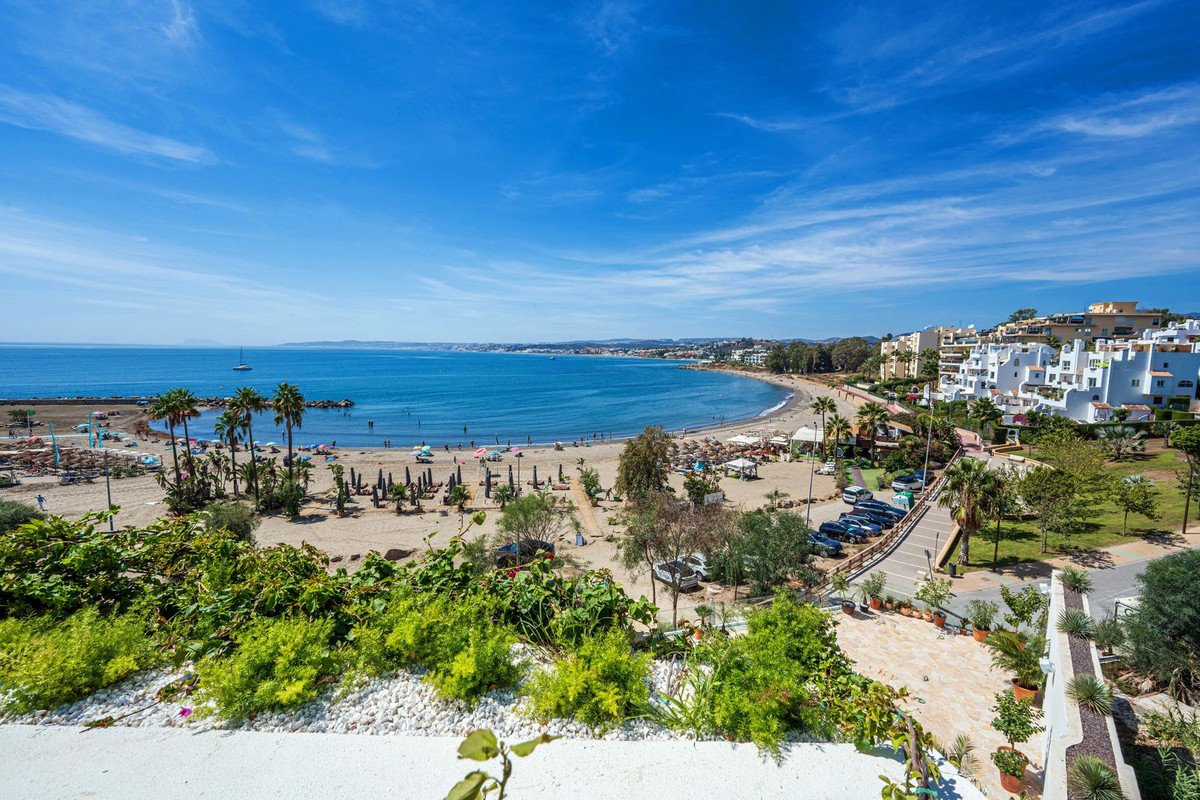 3 Bed Keskikerroksen huoneisto in Estepona