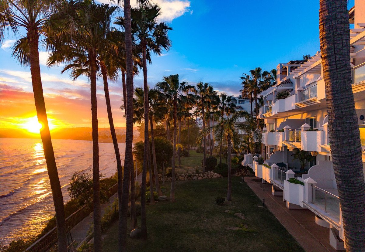 3 Bed شقة في الطابق الأوسط in Estepona في Estepona, شقة