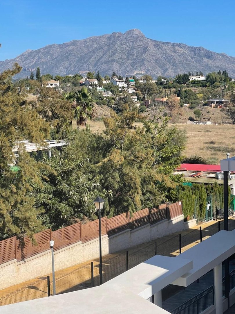 3 Bed Byt ve středním patře in Estepona v Estepona, 