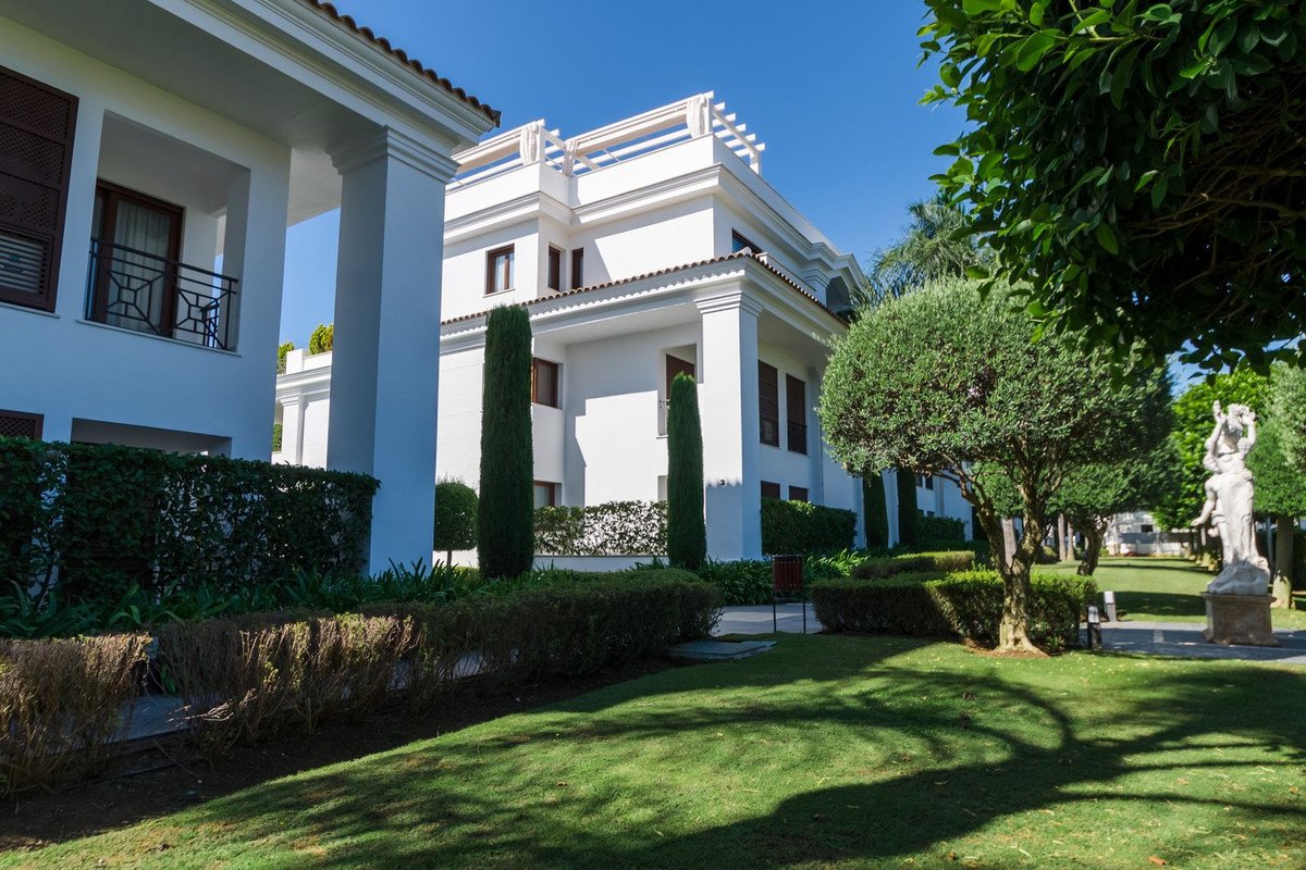 4 Bed Begane Grond Appartement in Estepona in Estepona, 