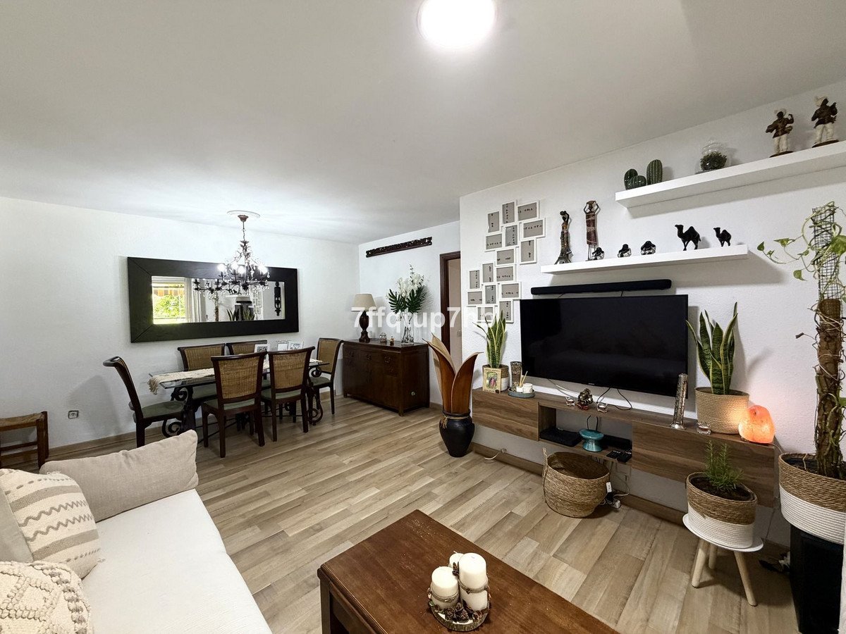 4 Bed شقة في الطابق الأوسط in Estepona في Estepona, شقة