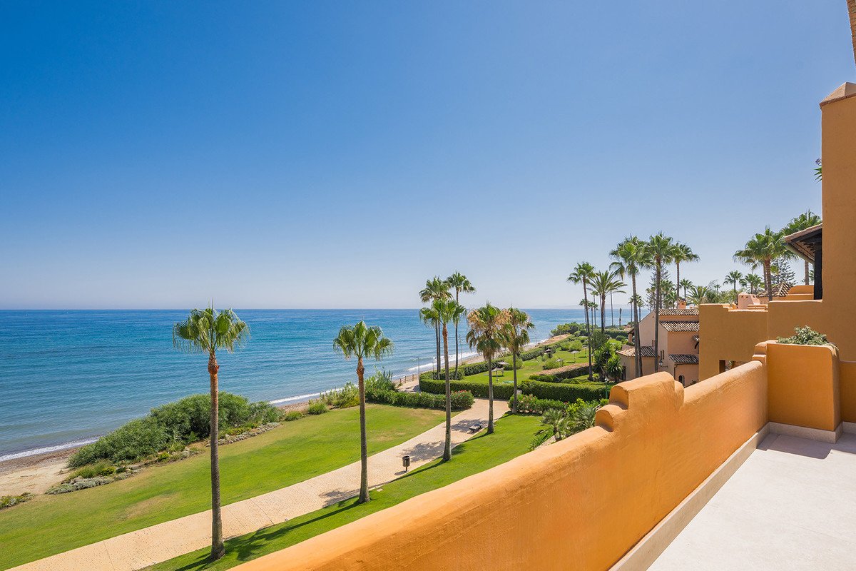 4 Bed Middle Floor Apartment in Estepona in Estepona, 