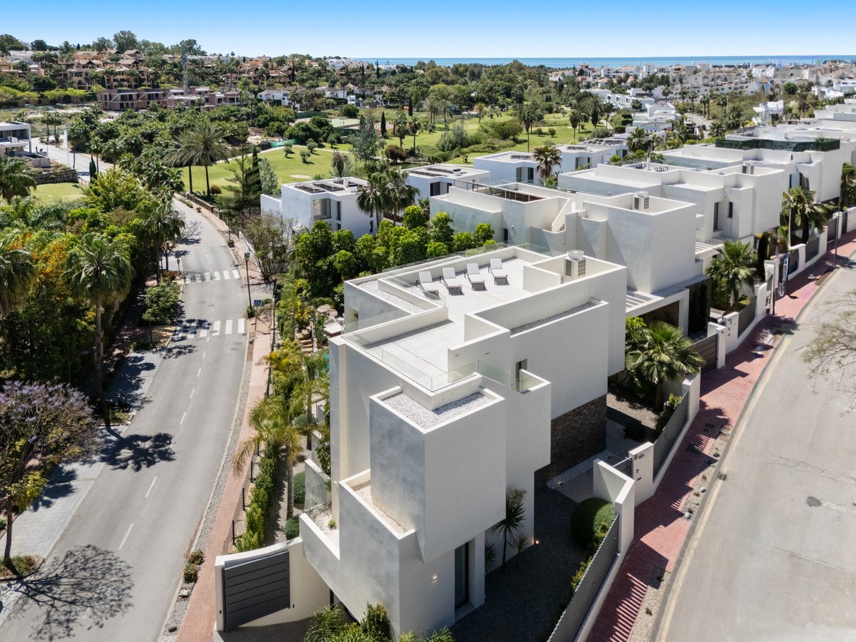 4 Bed New Development in Estepona في Estepona, 