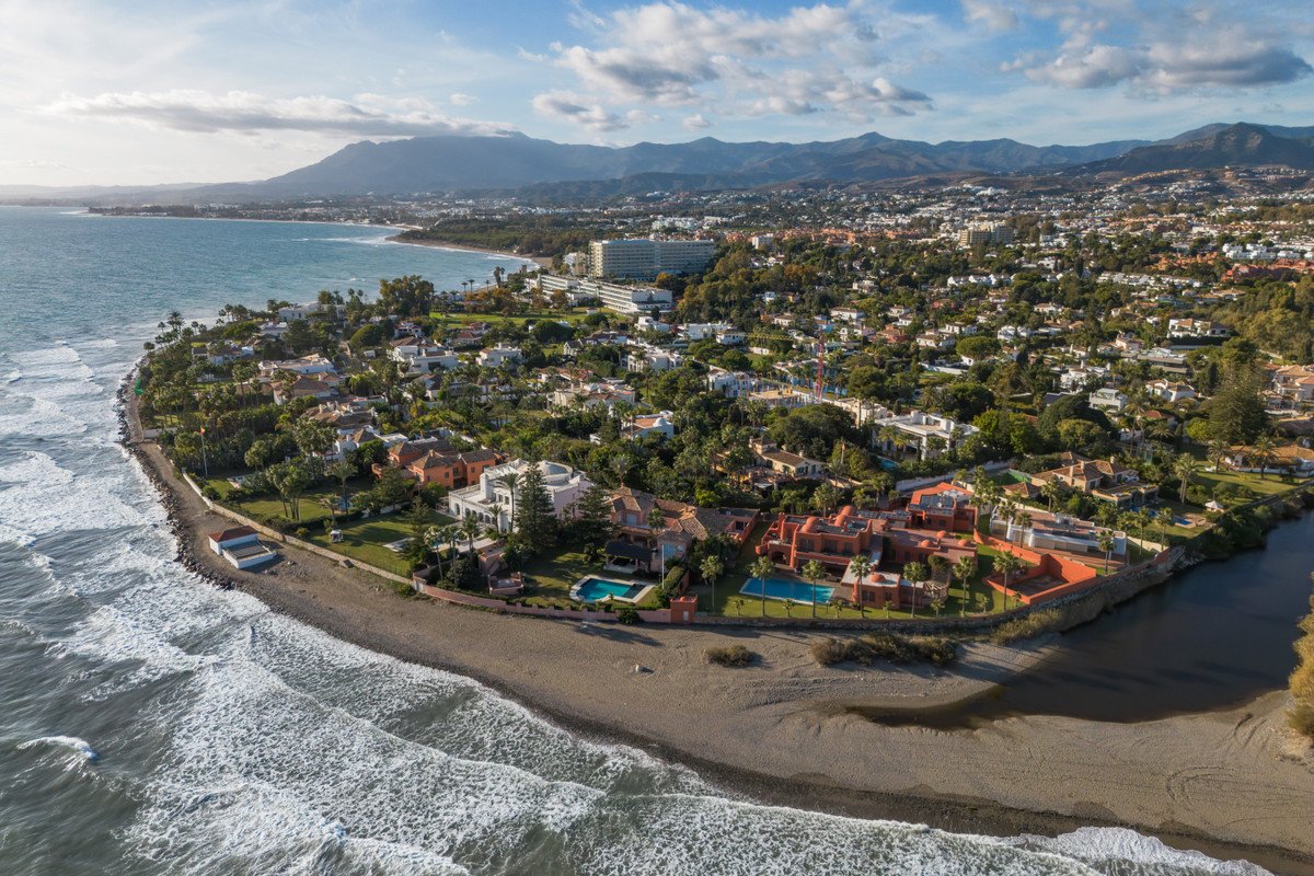 7 Bed New Development in Estepona في Estepona, فيلا سكنية