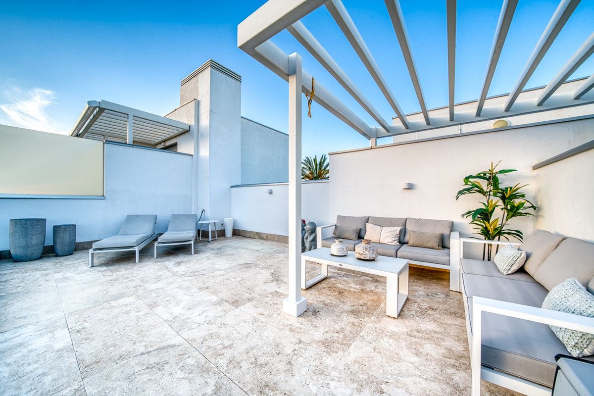 2 Bed بنتهاوس in Estepona في Estepona, شقة مناسبة