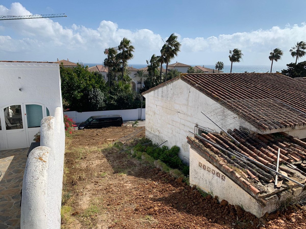 Residential Plot in Estepona في Estepona, أرض سكنية