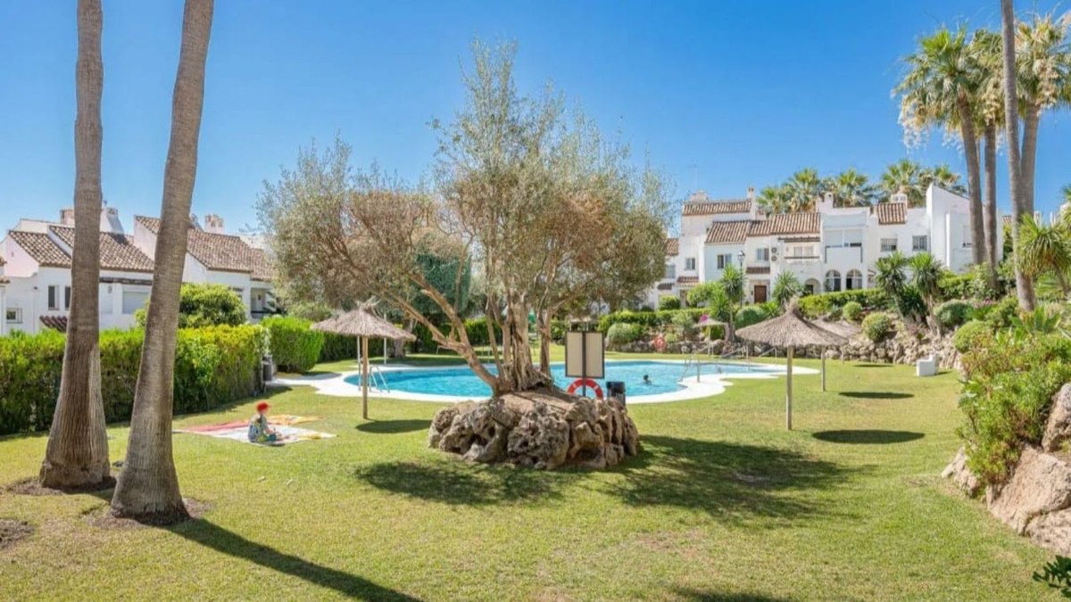3 Bed Rijtjeshuis in Estepona in Estepona, 