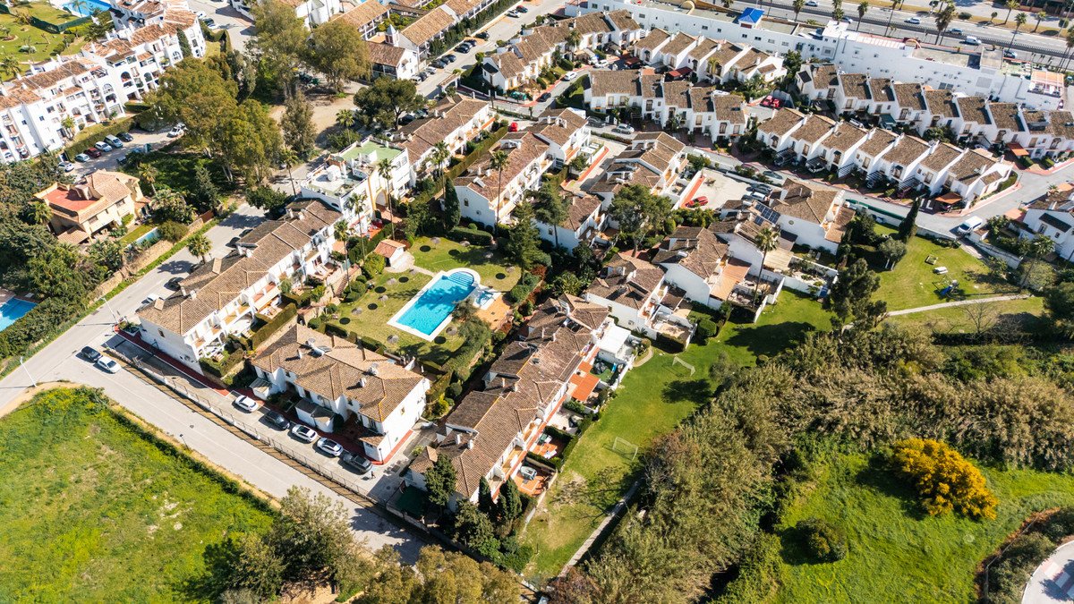 4 Bed Rijtjeshuis in Estepona in Estepona, 